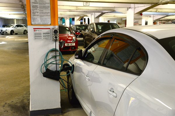 wa-drivers-offered-3500-electric-vehicle-rebate-on-one-hand-taxes-on