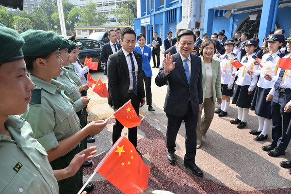 這是一張官員出席活動的一般現場照片,缺乏具體實質資訊。(30/100) 這是一張官員出席活動的一般現場照片,缺乏具體實質資訊。