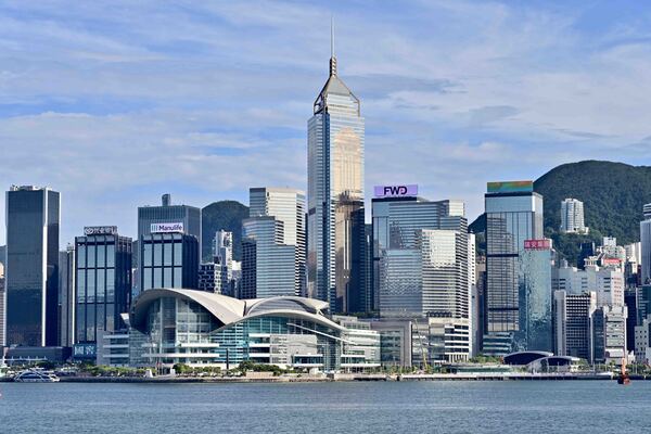 香港維多利亞港天際線風景照,只有建築物和企業招牌,無資訊價值。(6/100) 香港維多利亞港天際線風景照,只有建築物和企業招牌,無資訊價值。