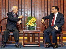 問候: 國務院副總理李克強（右）特別看望國學大師饒宗頤。