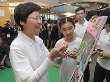 即席揮毫: 政務司司長林鄭月娥參與現場繪畫活動，與一名小朋友畫畫。