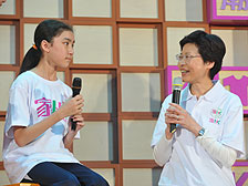 對話: 政務司司長林鄭月娥在啟動禮中與小朋友對話。