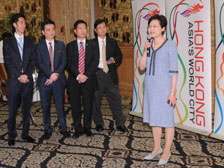 會面: 政務司司長林鄭月娥（右）與在泰國的香港人會面，並共晉午餐。