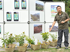 植根本土: 郊野公園護理主任利偉雄說,「體驗自然」遠足植樹日所用的樹苗都是本地品種。 植根本土: 郊野公園護理主任利偉雄說,「體驗自然」遠足植樹日所用的樹苗都是本地品種。