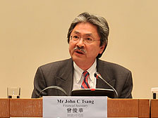 曾俊華在記者會公布遏抑炒賣措施 曾俊華在記者會公布遏抑炒賣措施