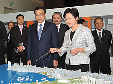城市發展: 國務院副總理李克強（左）聽取發展局局長林鄭月娥介紹香港的基建工程和城市規劃。