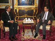 Bangkok banking: Financial Secretary John Tsang meets Bank of Thailand Governor Prasarn Trairatvorakul in Bangkok.