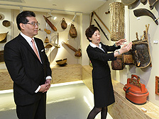 蘇錦樑（左）參觀稻鄉飲食文化博物館展出的食具。 