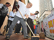 清潔榜樣: 政制及內地事務局局長譚志源在深水埗參與「全城清潔運動」。