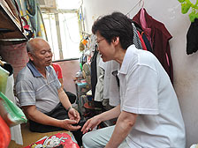關心基層: 政務司司長林鄭月娥（右）探訪一對居住在深水埗的年老夫婦。