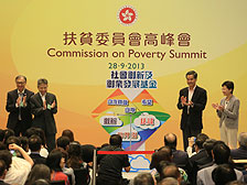 高峰會: 行政長官梁振英（右二）和政務司司長兼委員會主席林鄭月娥（右）出席首屆扶貧委員會高峰會。