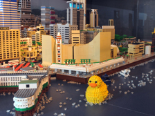 緊貼潮流: 在展城館展出的尖沙咀塑膠積木模型加入黃色橡皮鴨，與正在維港「暢泳」的巨型橡皮鴨相映成趣。