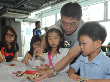 積木工作坊: 展城館開辦多個積木工作坊，教授小朋友製作「熱狗巴士」模型。