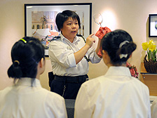 劉文英（中）在勵敬懲教所教授餐飲服務訓練課程。