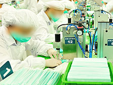 參與防疫: 羅湖懲教所過濾口罩工場及保護袍製作工場，以成本價供應過濾口罩及保護袍給政府部門。