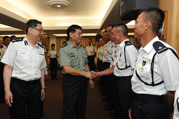 恭贺学员:             中国人民解放军驻香港部队司令员谭本宏与警务