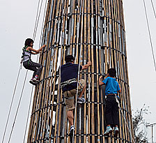 大顯身手: 攀爬嘉年華在長洲北帝廟遊樂場足球場舉行，小朋友在包山架上大顯身手。
