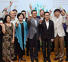 綠化伙伴: 發展局局長陳茂波（前排中）和常任秘書長（工務）韋志成（前排右二）主持「綠化伙伴」運動開幕典禮暨樹木研討會，與一眾「綠化伙伴」承諾同心協力締造香港優質綠化環境。
