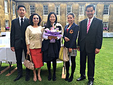 行政長官梁振英（右）與家人參加女兒的畢業禮。