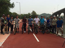 陳茂波昨日與同事一同到元朗單車徑踏單車。