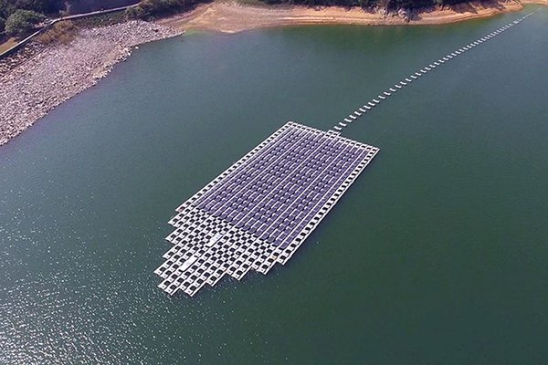 參觀浮動太陽能發電板