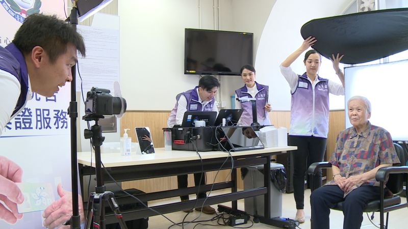 入境處首推外展院舍換證服務