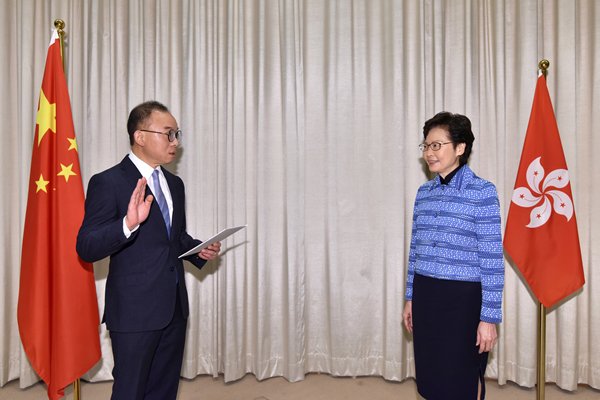 迎接挑戰:

新任政制及內地事務局局長曾國衞（左）在林鄭月娥監誓下宣誓就職。
