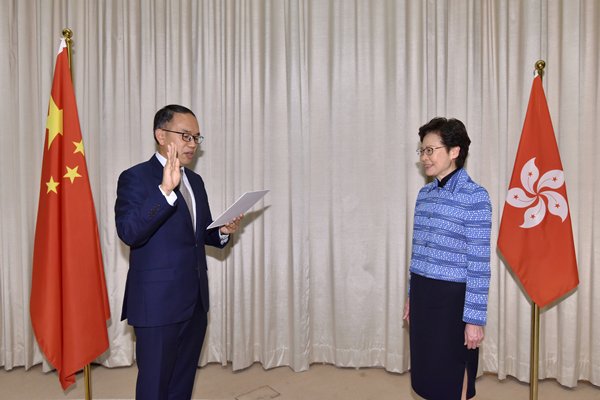 宣誓就職:

新任財經事務及庫務局局長許正宇（左）在林鄭月娥監誓下宣誓就職。
