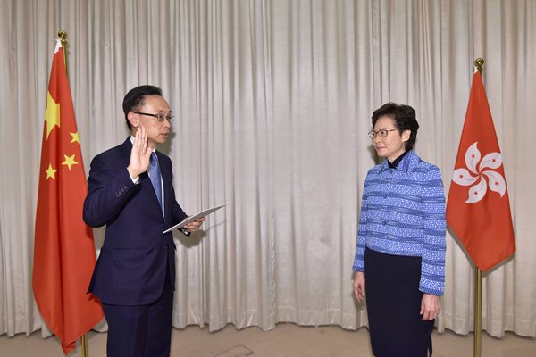 換新崗位:

新任公務員事務局局長聶德權（左）在行政長官林鄭月娥監誓下宣誓就職。
