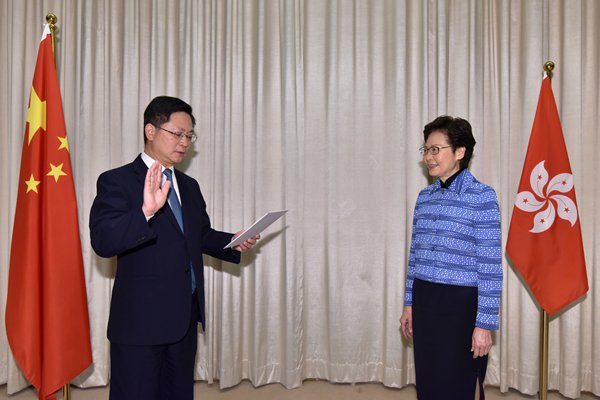 推動創科:

新任創新及科技局局長薛永恒（左）在林鄭月娥監誓下宣誓就職。
