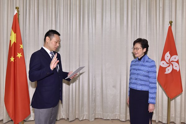 服務市民:

新任民政事務局局長徐英偉（左）在林鄭月娥監誓下宣誓就職。

