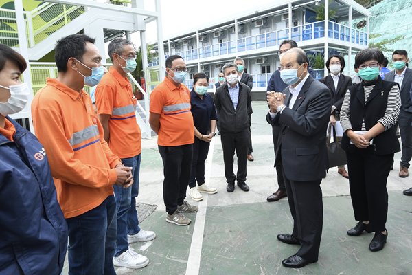 中心探訪:張建宗（右二）到訪元朗八鄉少年警訊永久活動中心，視察即將投入使用的新增檢疫單位，期間與承建商人員交談 。