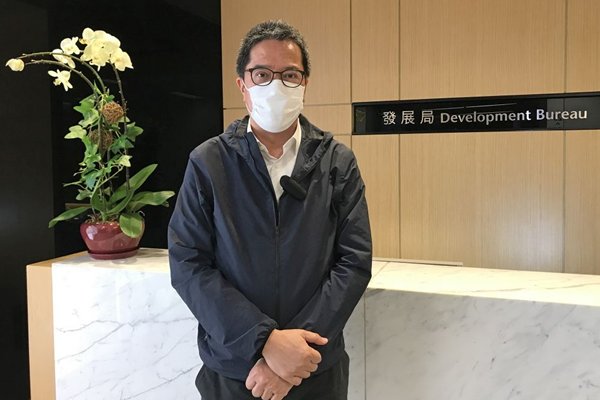 創造就業:發展局局長黃偉綸表示，該局及轄下部門將新增約4,700個短期職位，涉及不同範疇和工種。