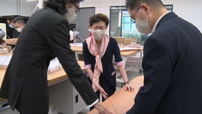 特首視察銅芯抗疫口罩生產工場