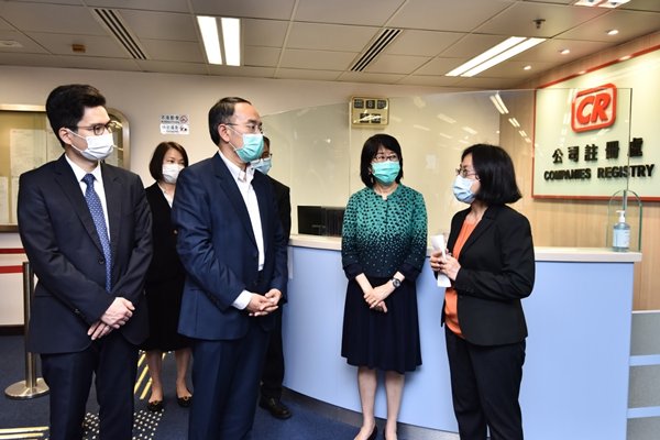 恢復服務:許正宇（右三）聽取公司註冊處人員匯報部門全面恢復公共服務後的運作情況。