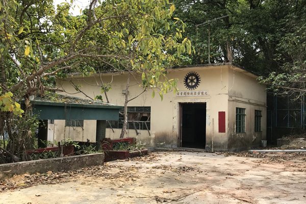 獲批空地:香港導盲犬服務中心獲批租用作導盲犬訓練學校的前三和公立學校位於北區打鼓嶺，佔地24,500平方呎。