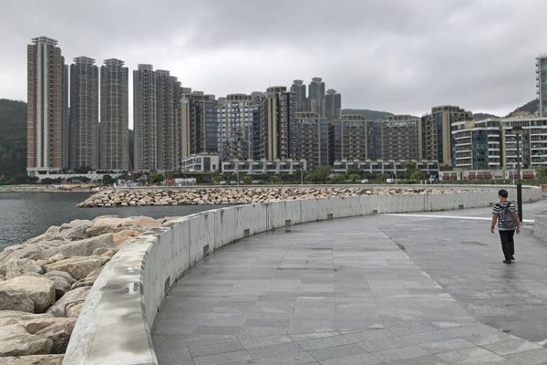 加固堤防:土木工程拓展署在將軍澳海濱公園加建全長約600米、高約1.1米的防浪牆，以減低風暴期間越堤浪對沿岸居民和設施的威脅。
