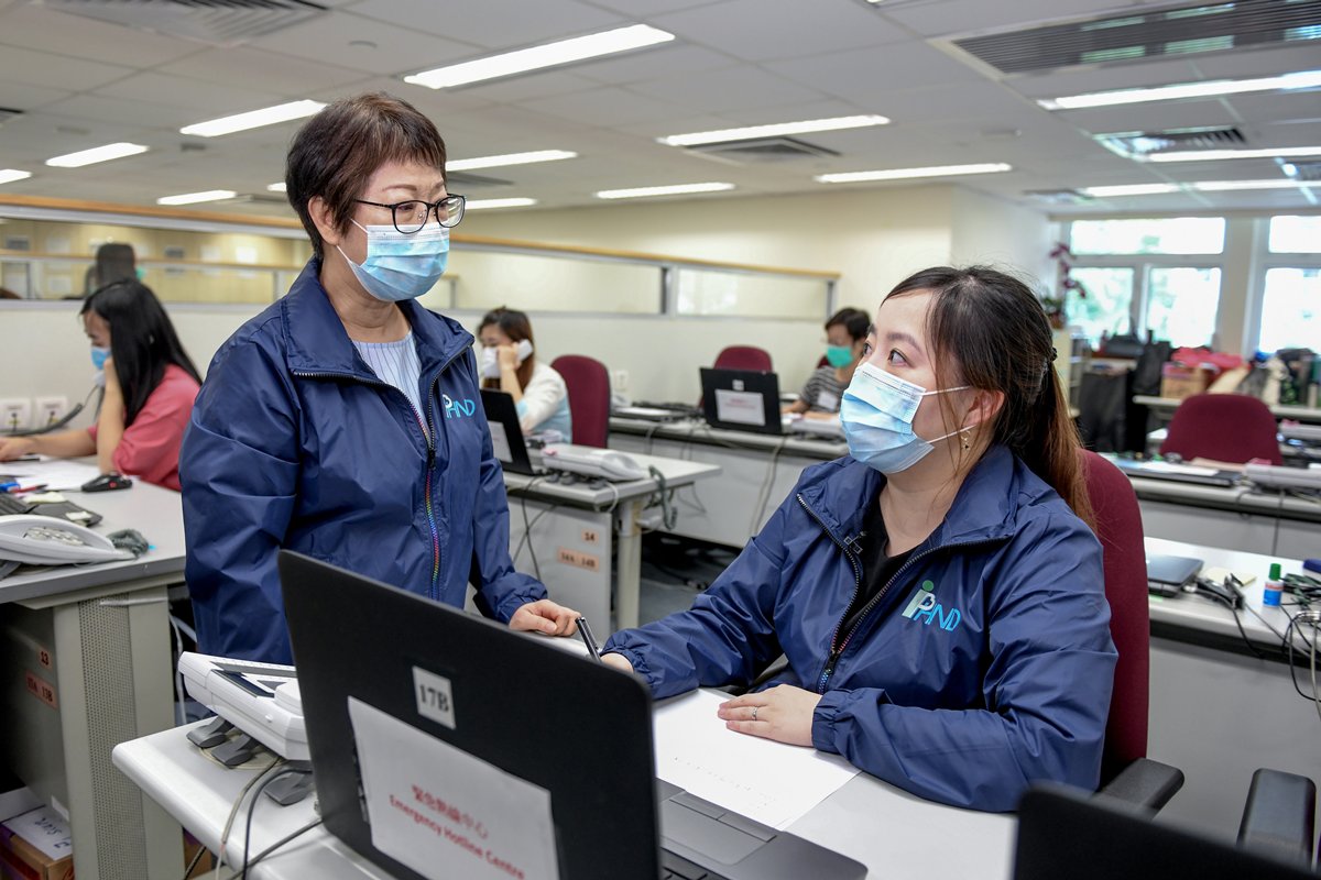 竭盡所能:衞生署高級護士長鄺淑真（左）和衞生署兼職合約護士伍曉彤對能參與緊急熱線中心的工作感到榮幸，認為可為防範病毒在社區散播出一分力。