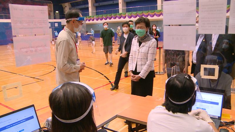 香港政府新聞網 - 特首視察荔枝角社區檢測中心