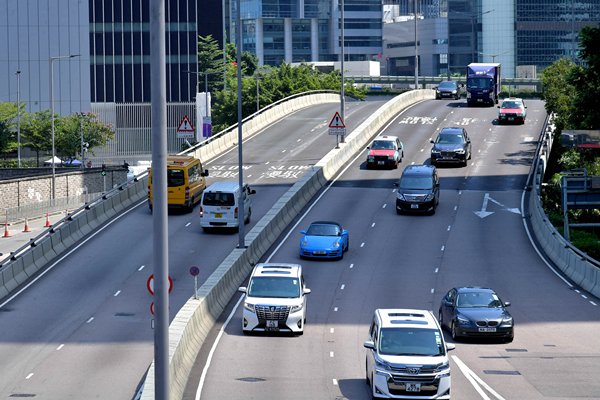 加登記稅牌費 緩私家車增長