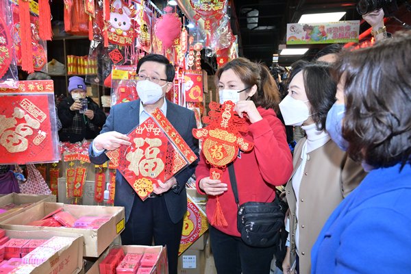李家超訪葵青區及維園年宵市場
