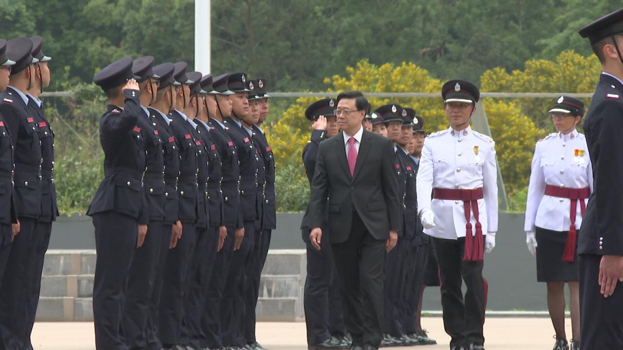 李家超檢閱消防處結業學員