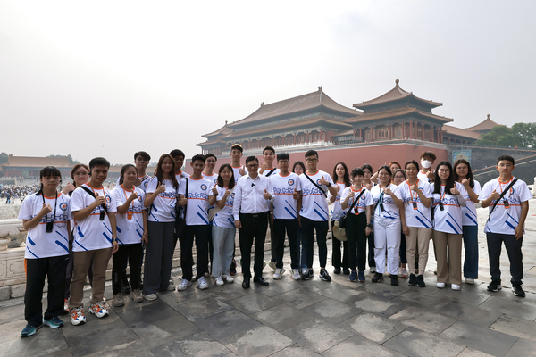 鄧炳強率青年學員訪問北京