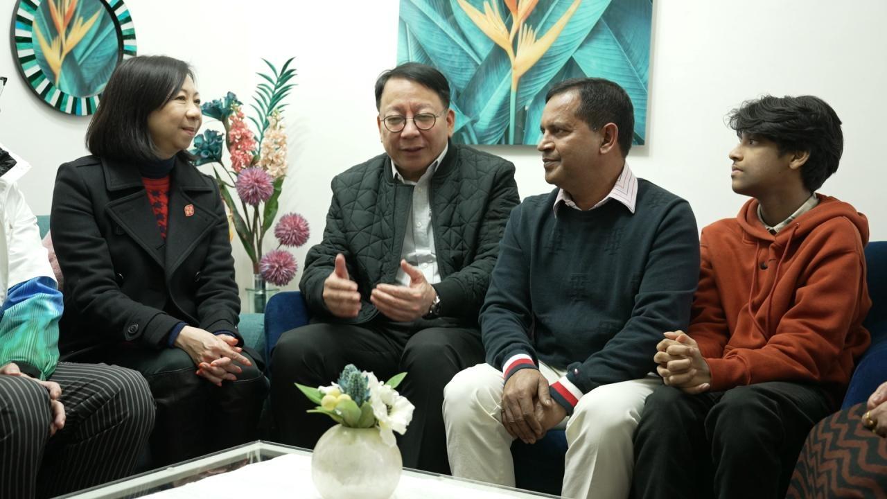 官員歲晚家訪慶新春