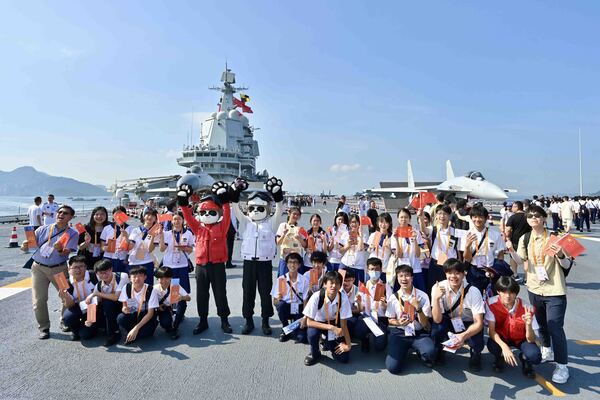 學生參觀山東艦感震撼