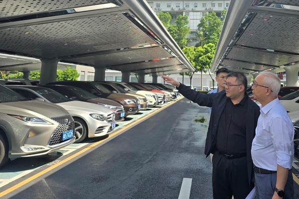 謝展寰深圳考察充電基礎設施