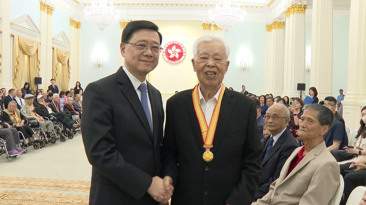 頒授紀念章表彰抗戰英雄