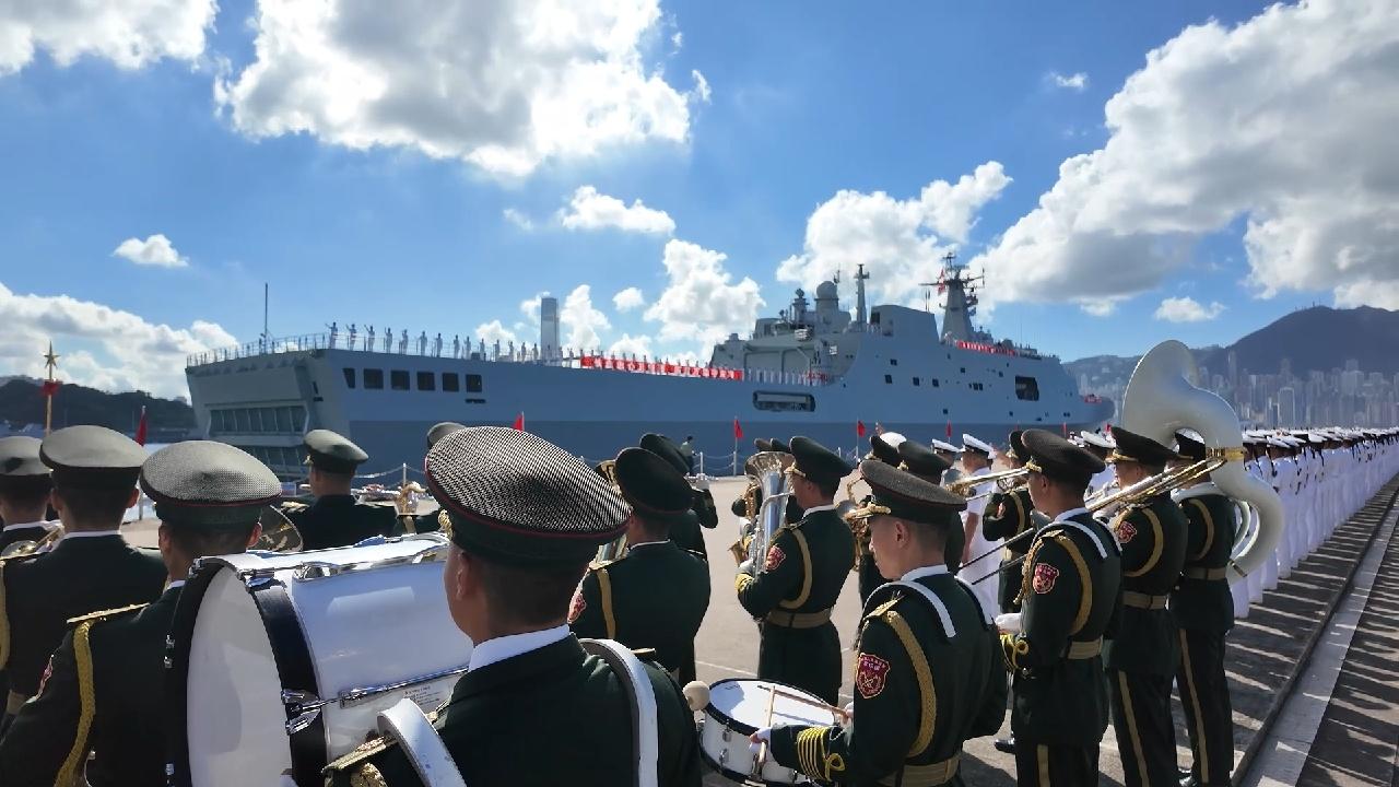 歡送海軍83艦編隊 民眾不捨告別