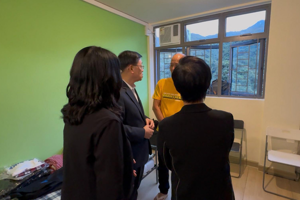 特首探望大埔火災居民