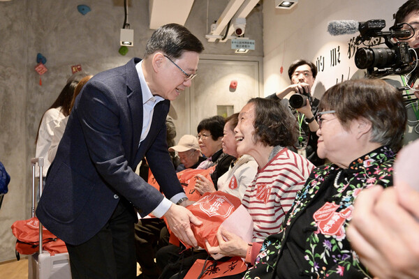 特首偕官員展開18區歲晚家訪